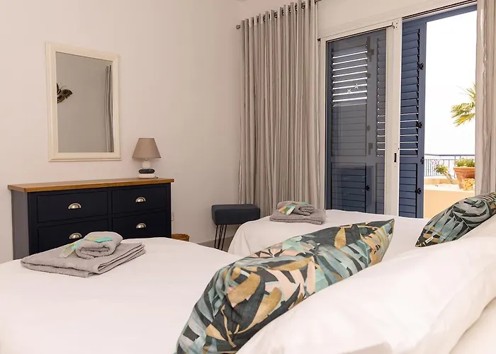 105 Kings Palace - Fabulous 2 Bed, 2 Bath, Large Patio With Garden - Sea Views * بافوس