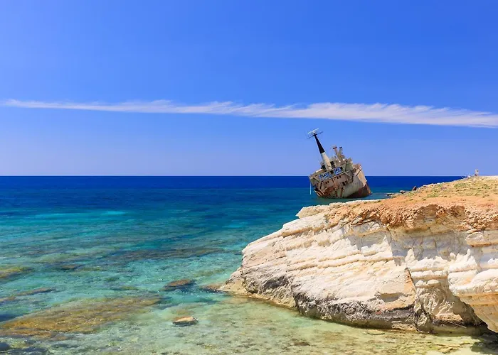 105 Kings Palace - Fabulous 2 Bed, 2 Bath, Large Patio With Garden - Sea Views * Paphos