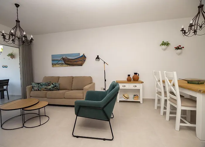 Apartamento 105 Kings Palace - Fabulous 2 Bed, 2 Bath, Large Patio With Garden - Sea Views Paphos