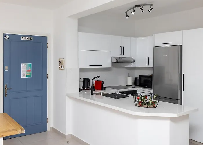 105 Kings Palace - Fabulous 2 Bed, 2 Bath, Large Patio With Garden - Sea Views * Paphos