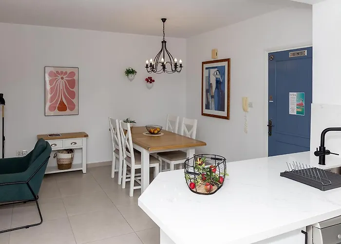 Apartamento 105 Kings Palace - Fabulous 2 Bed, 2 Bath, Large Patio With Garden - Sea Views Paphos