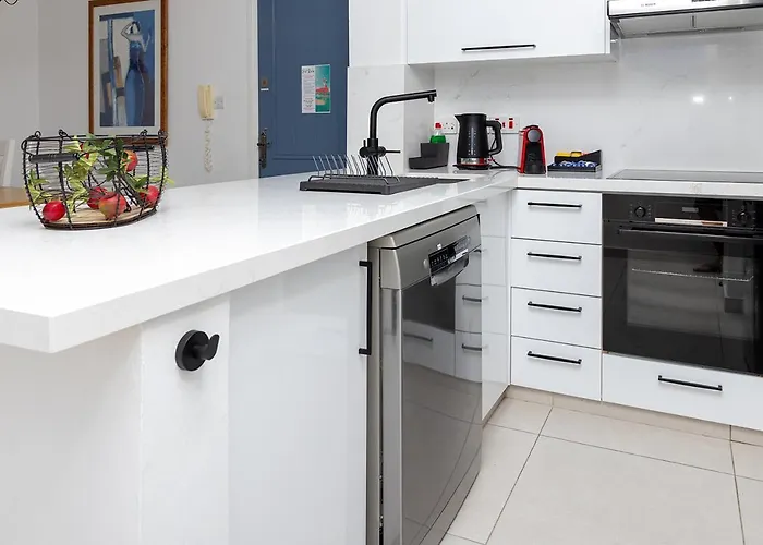 105 Kings Palace - Fabulous 2 Bed, 2 Bath, Large Patio With Garden - Sea Views