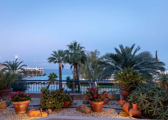 Apartamento 105 Kings Palace - Fabulous 2 Bed, 2 Bath, Large Patio With Garden - Sea Views Paphos