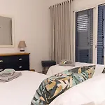 105 Kings Palace - Fabulous 2 Bed, 2 Bath, Large Patio With Garden - Sea Views * Πάφος