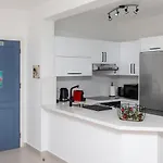 105 Kings Palace - Fabulous 2 Bed, 2 Bath, Large Patio With Garden - Sea Views * Πάφος