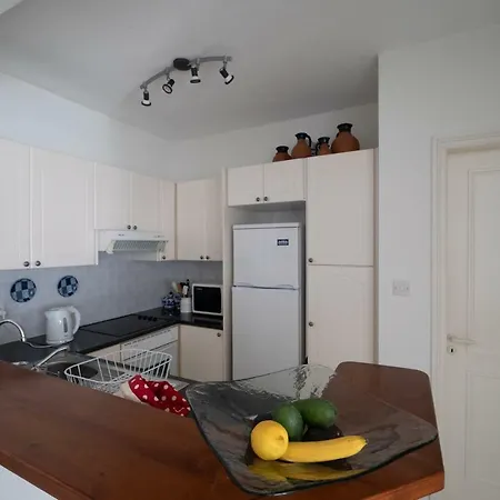 105 Kings Palace - Fabulous 2 Bed, 2 Bath, Large Patio With Garden - Sea Views Apartmán Paphos